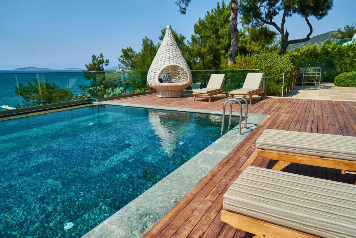 Luxury hotel pool landscape for tracking overdue invoices
