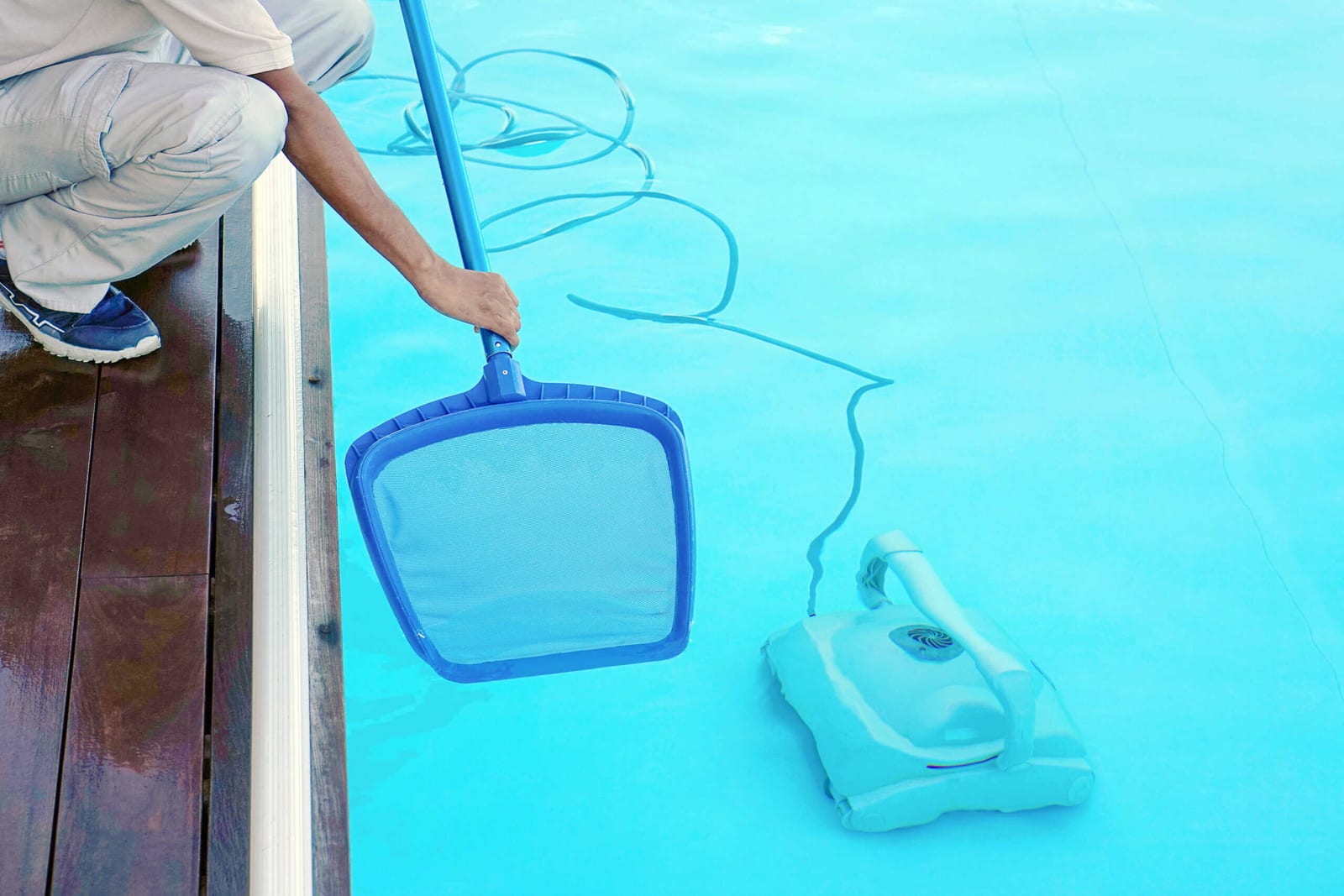 Pool cleaner using a robot to clean the bottom of a swimming pool